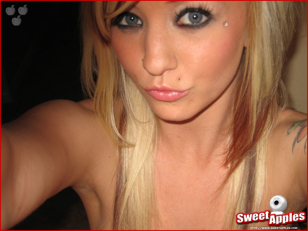 Blonde Scene Girl Selfshot